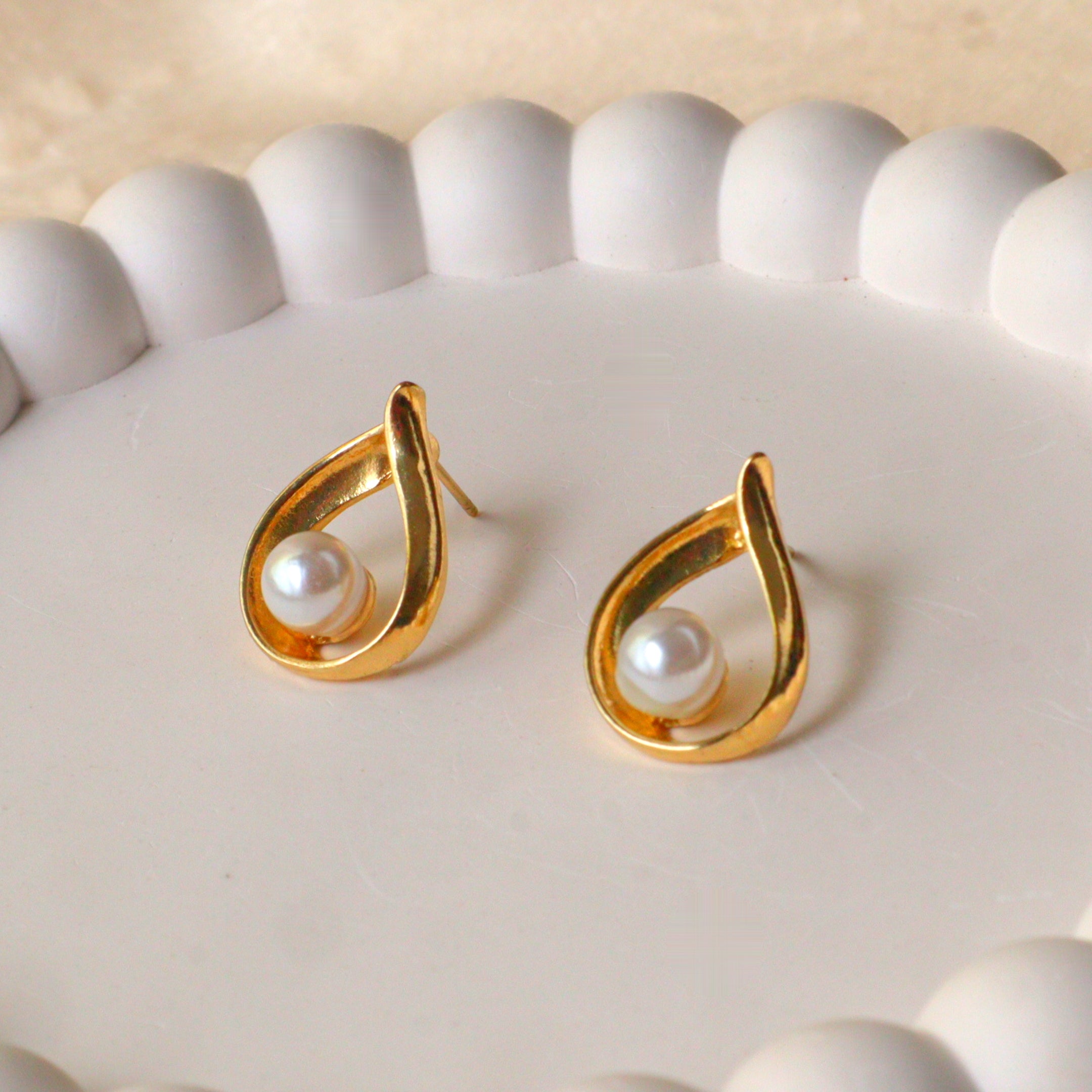 Gold Teardrop Pearl Stud Earrings – Open Loop Waterdrop Pearl Fashion Earrings