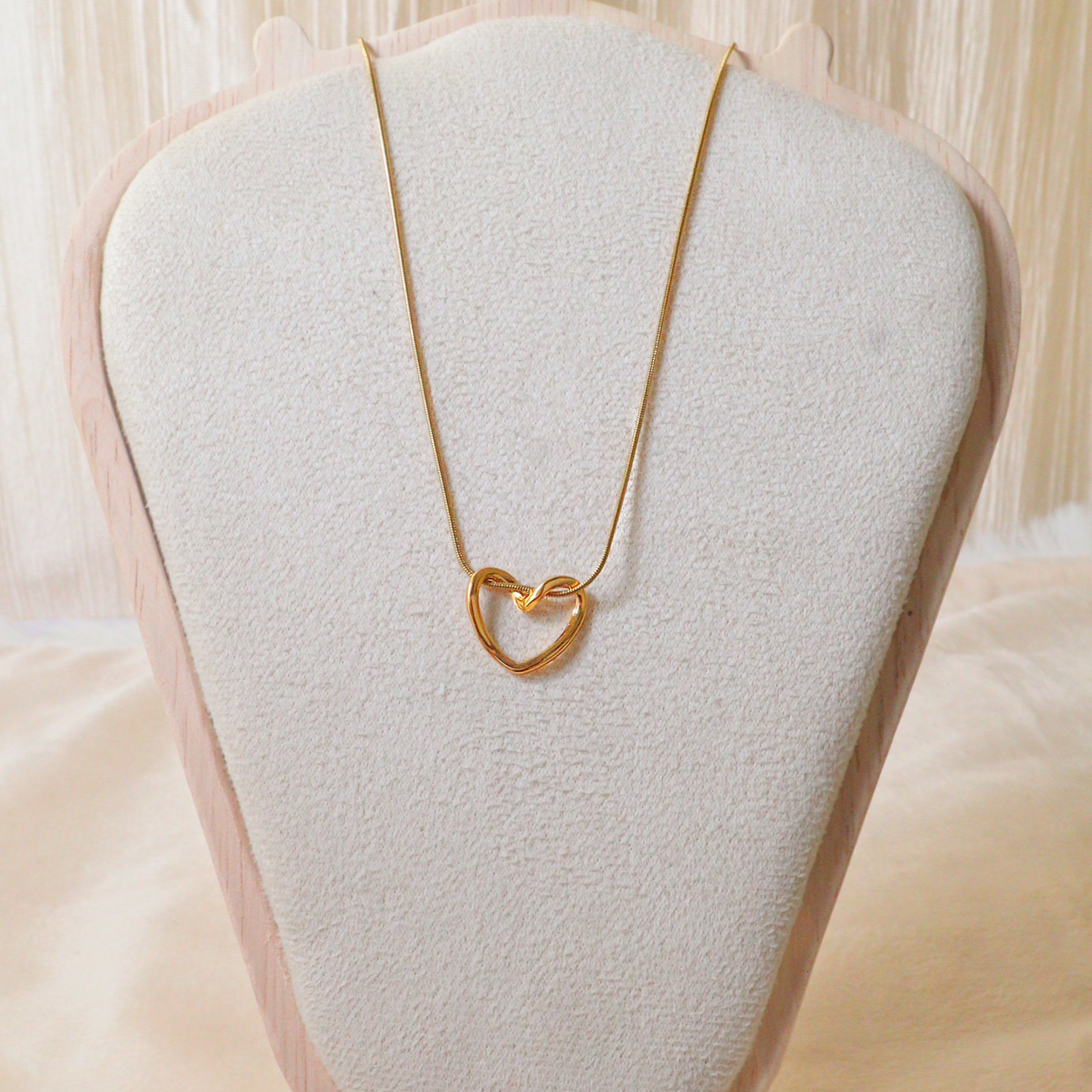 Dainty Gold Floating Heart Necklace – Tarnish-Free Hollow Love Charm Jewelry