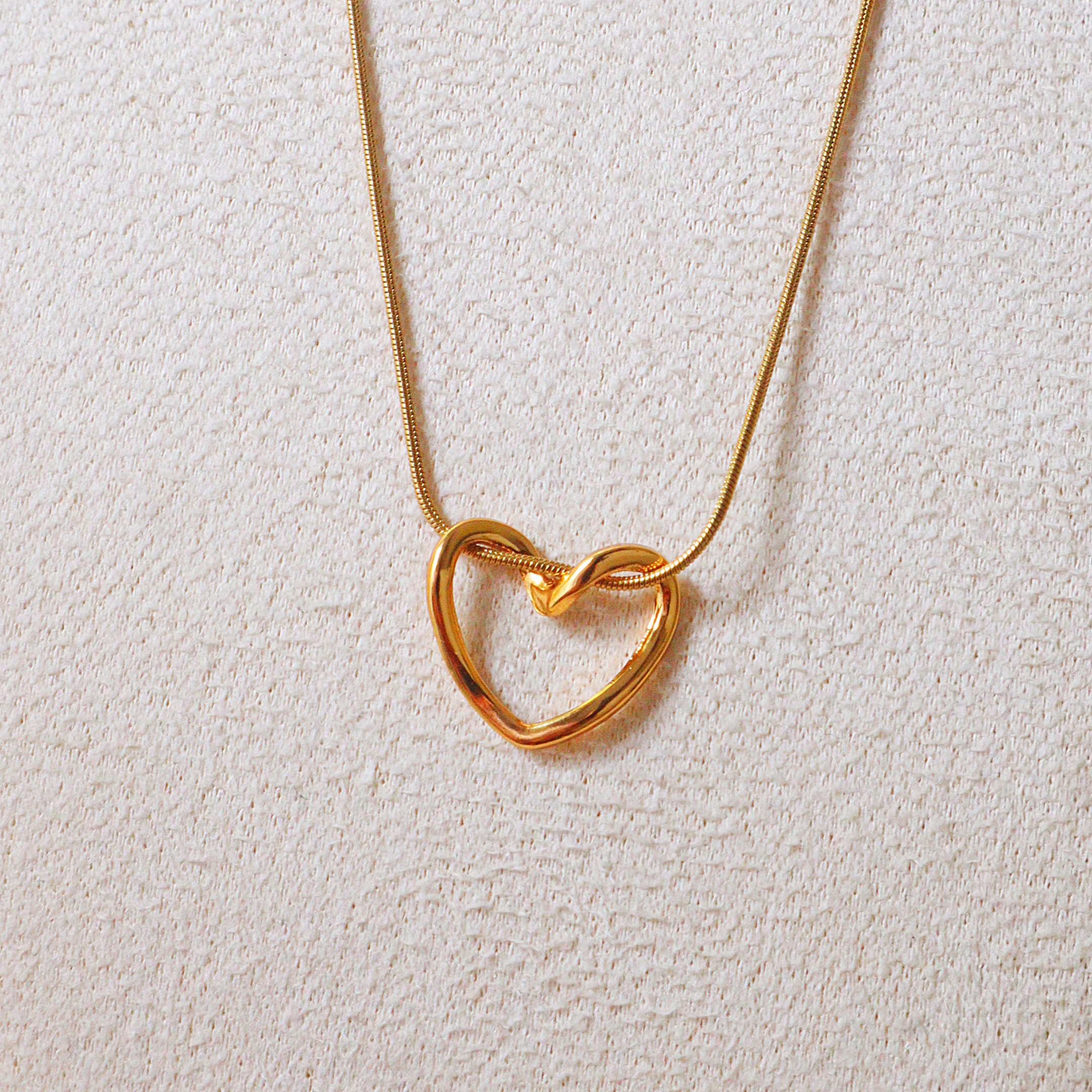 Dainty Gold Floating Heart Necklace – Tarnish-Free Hollow Love Charm Jewelry