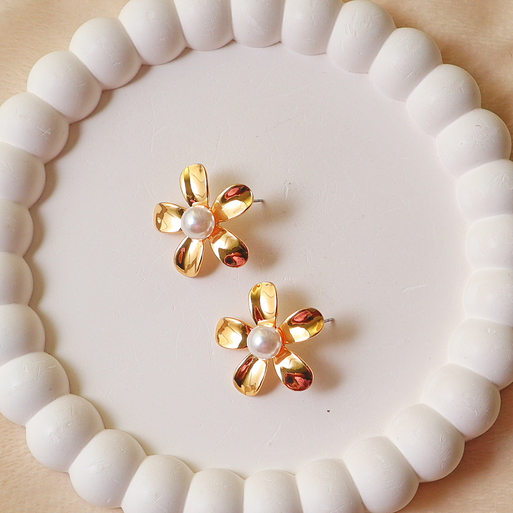 Chic Gold Pearl & Flower Stud Earrings – 3D Floral Dainty Statement Earrings for Women