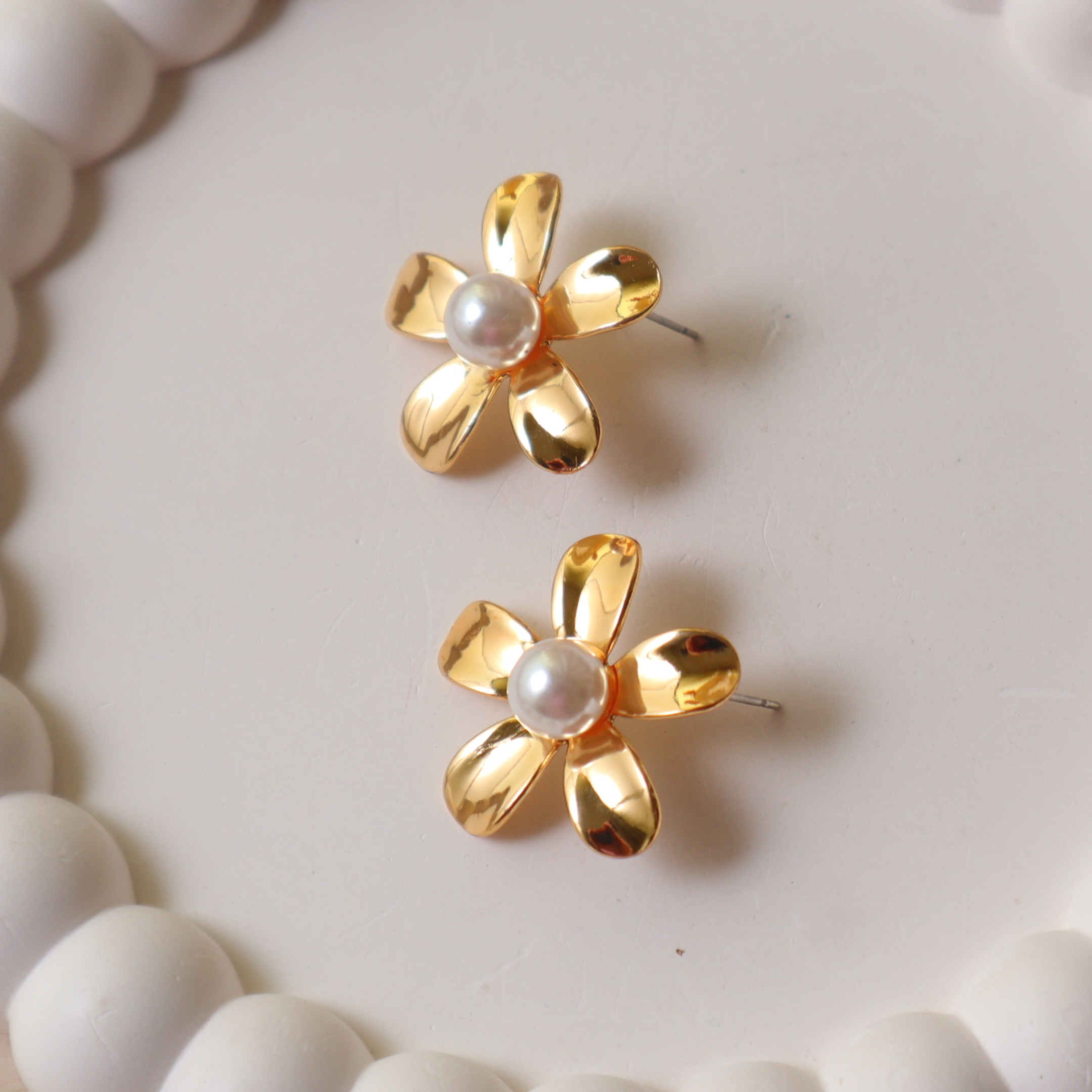 Chic Gold Pearl & Flower Stud Earrings – 3D Floral Dainty Statement Earrings for Women