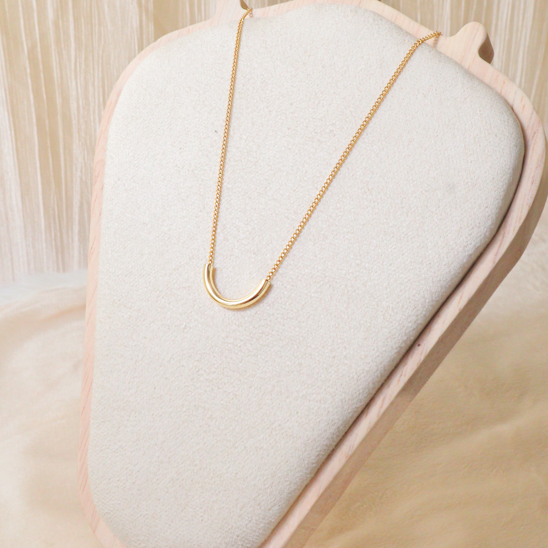 Dainty Gold Minimalist Curved Bar Necklace – Anti-Tarnish Smile Tube Jewelry