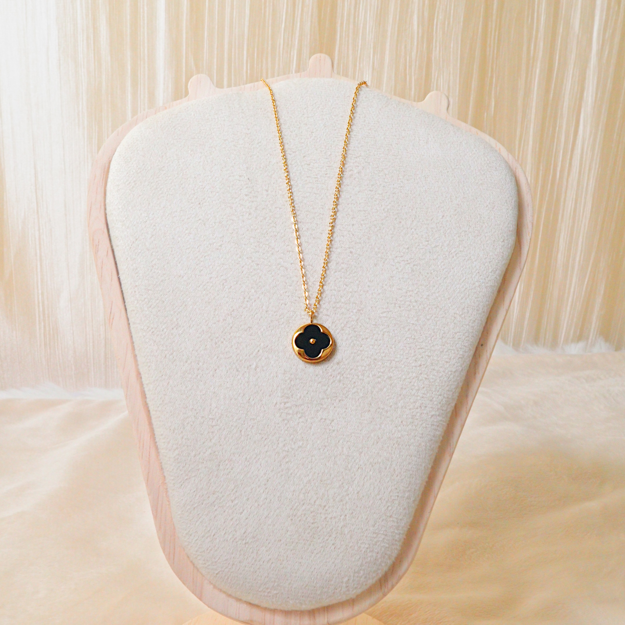 18K Gold Plated White Clover Pendant Necklace – Anti-Tarnish Waterproof Daily Jewelry
