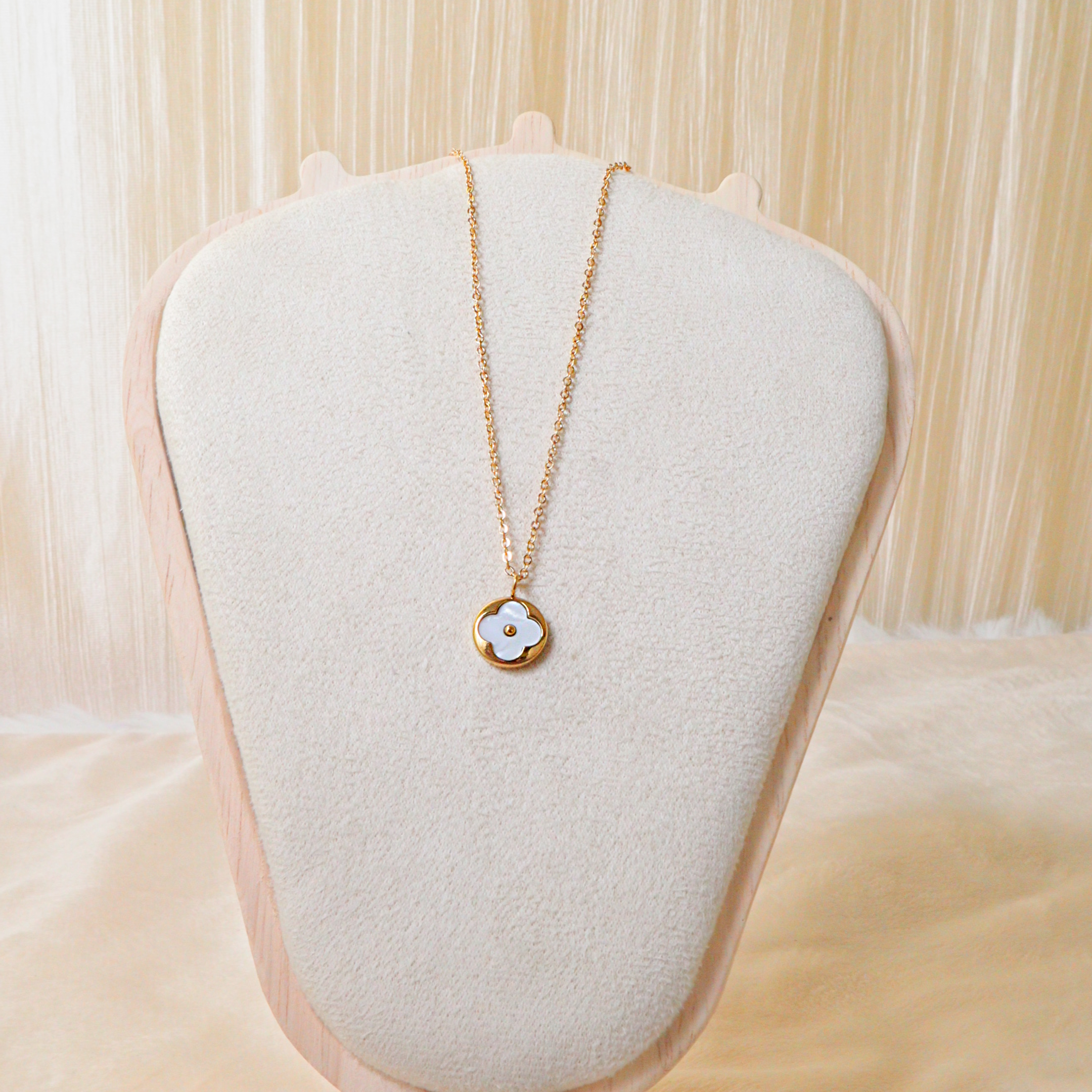 18K Gold Plated White Clover Pendant Necklace – Anti-Tarnish Waterproof Daily Jewelry