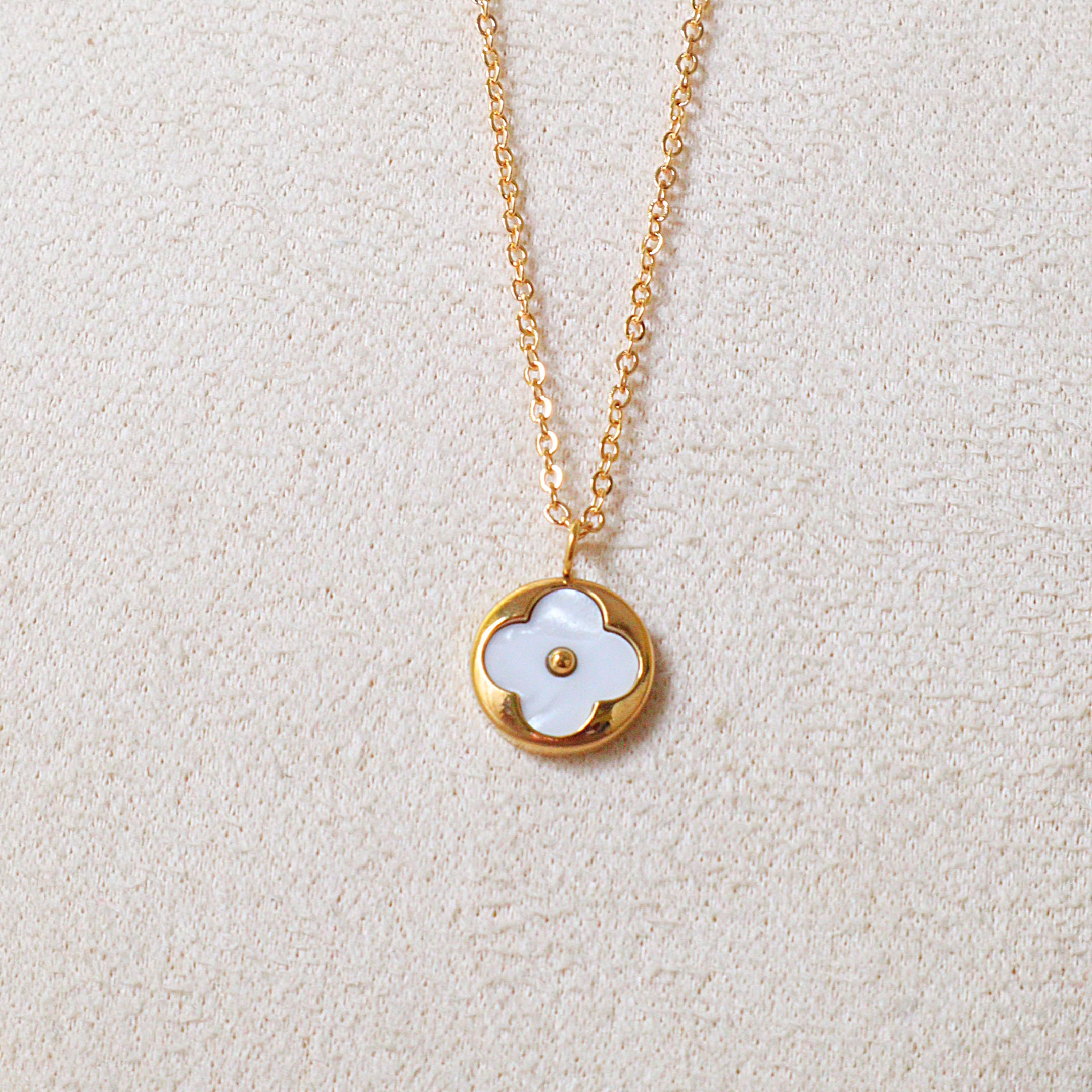18K Gold Plated White Clover Pendant Necklace – Anti-Tarnish Waterproof Daily Jewelry