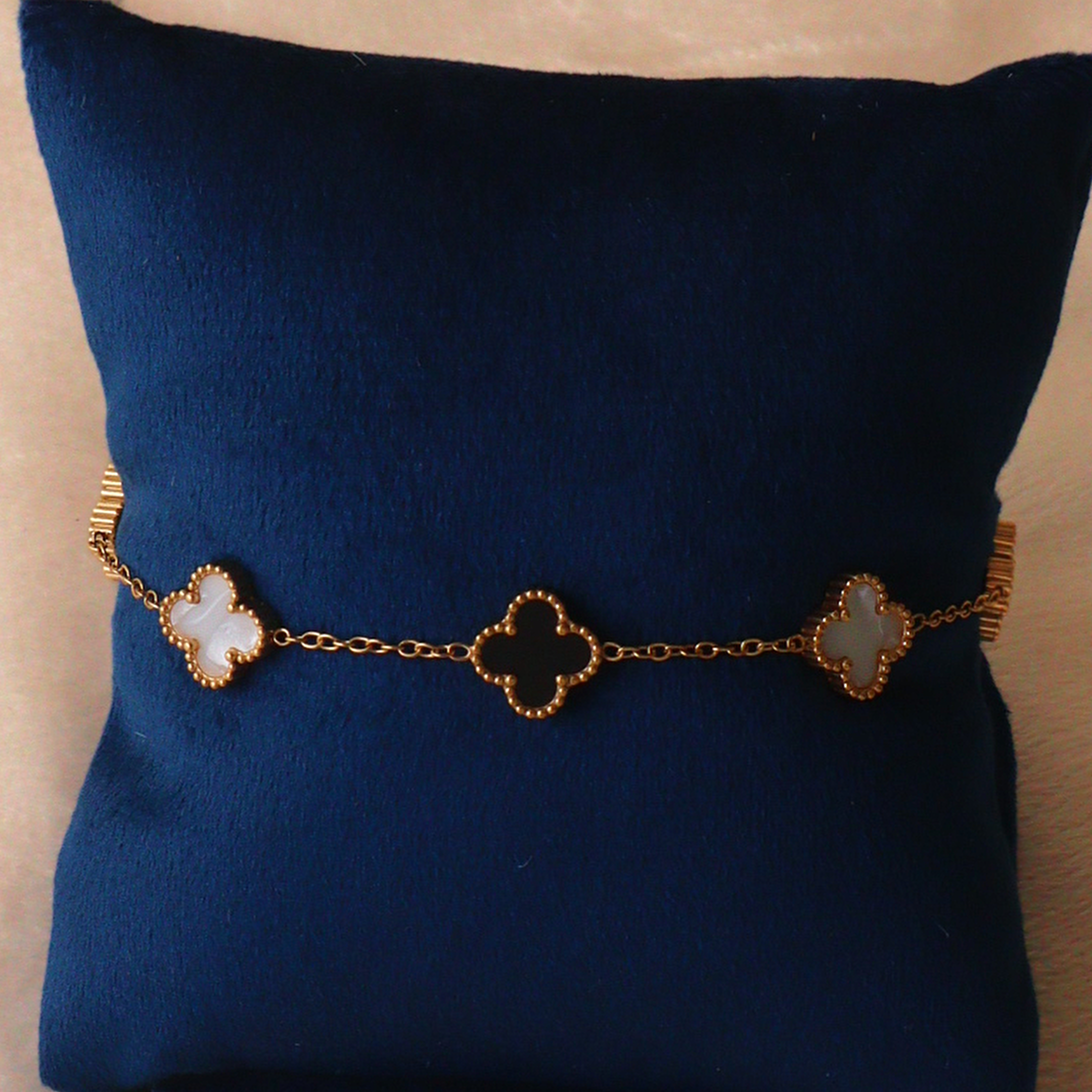 Luxury Clover Charm Bracelet for Women – Anti-Tarnish Gold Stainless Steel Jewelry